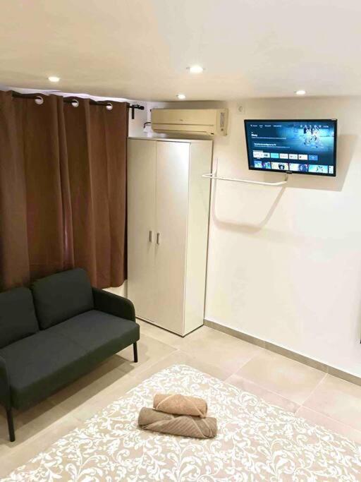 Estudios Hl Frente Al Metro Barcelona-Aeropuerto Оспиталет де Лобрегат Екстериор снимка