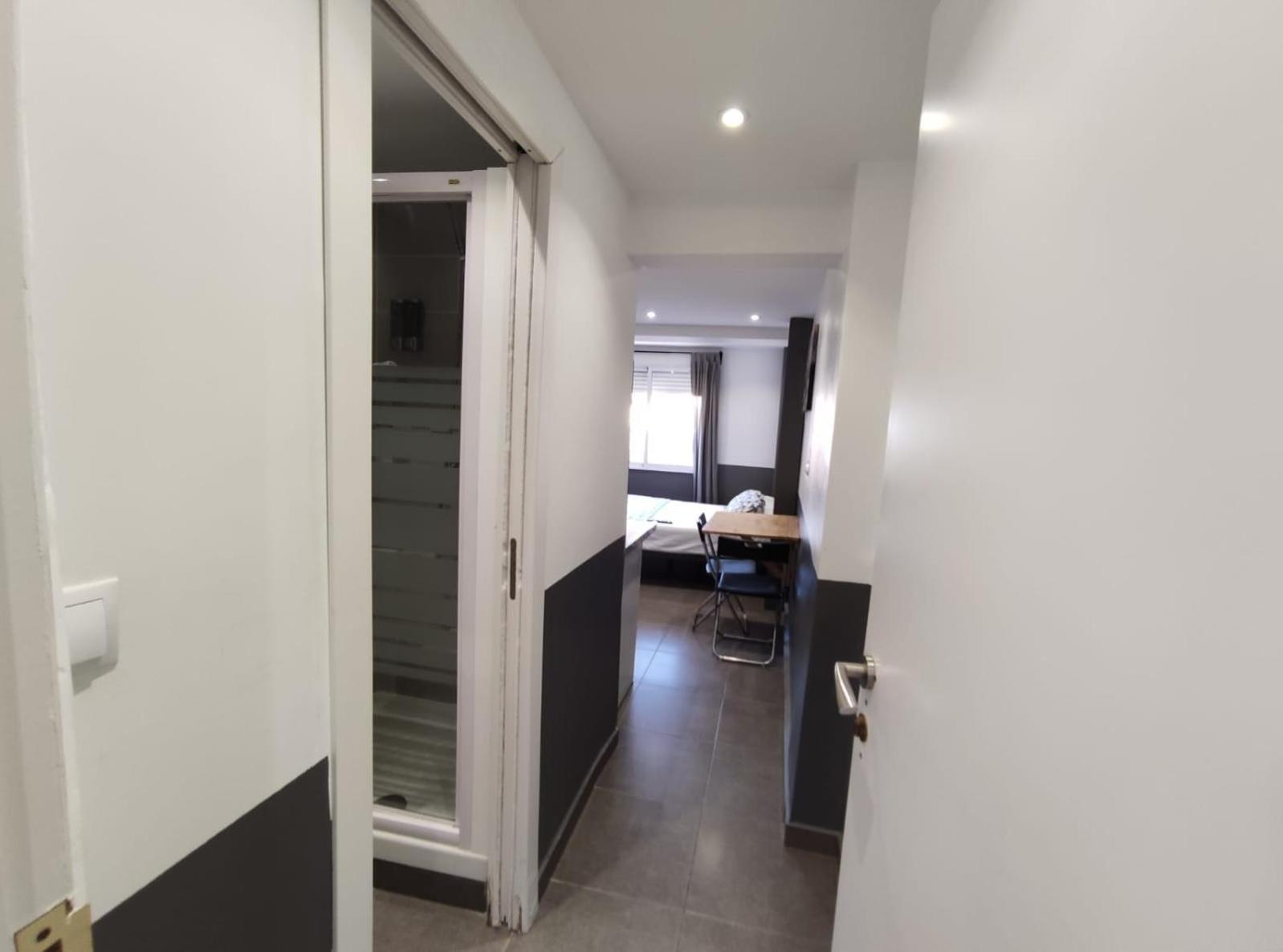 Estudios Hl Frente Al Metro Barcelona-Aeropuerto Оспиталет де Лобрегат Екстериор снимка